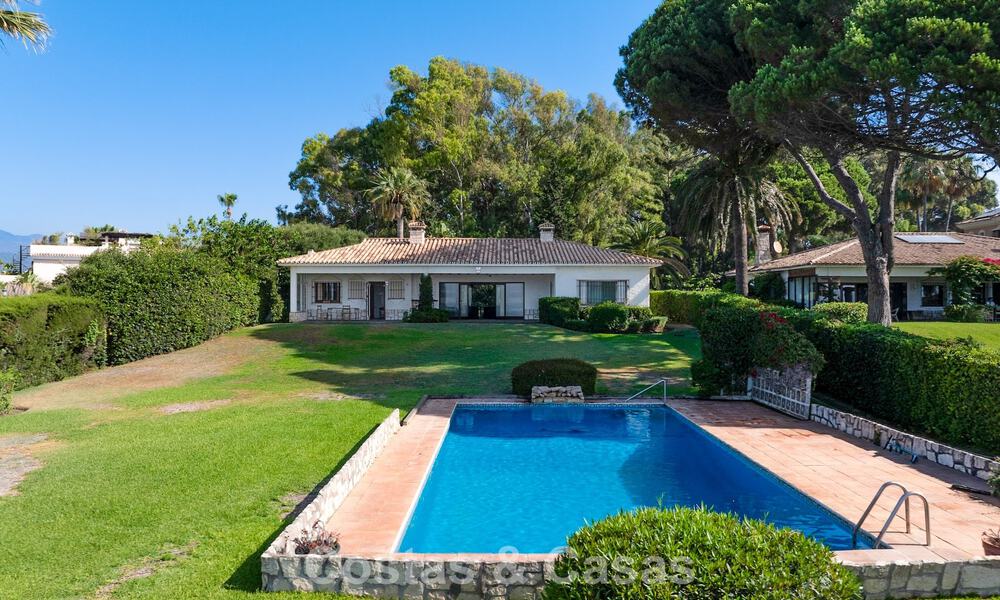 Te renoveren villa met gigantisch potentieel te koop direct aan het strand op de New Golden Mile tussen Marbella en Estepona 802008