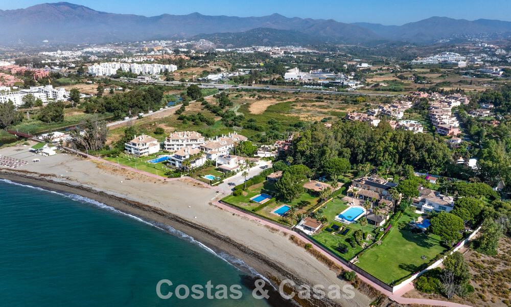 Te renoveren villa met gigantisch potentieel te koop direct aan het strand op de New Golden Mile tussen Marbella en Estepona 802010
