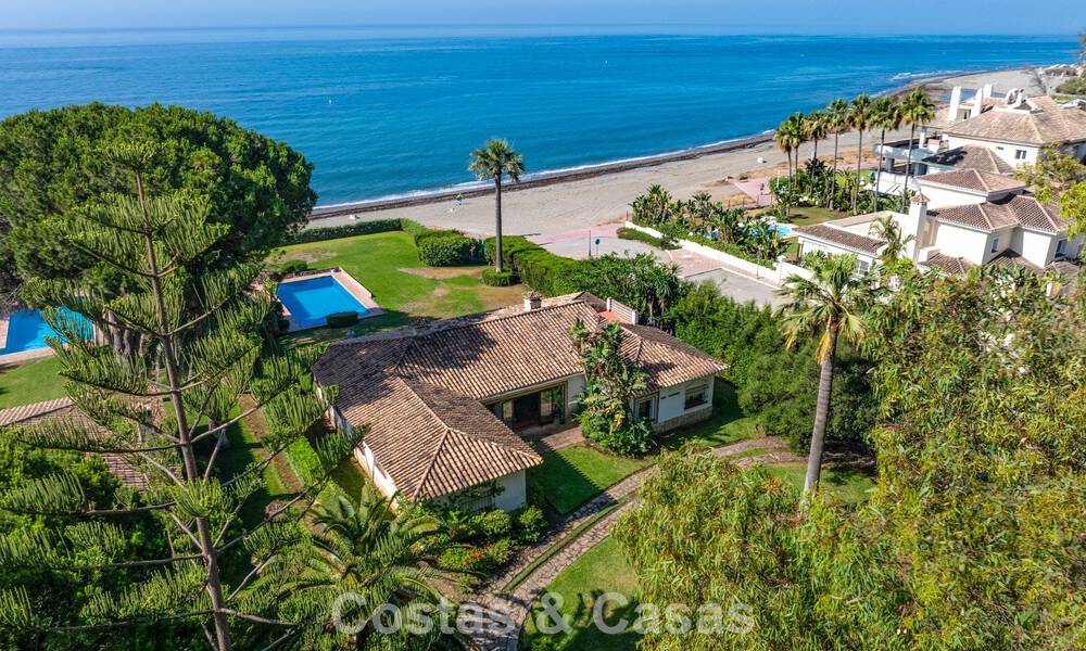 Te renoveren villa met gigantisch potentieel te koop direct aan het strand op de New Golden Mile tussen Marbella en Estepona 802017