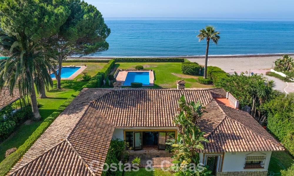 Te renoveren villa met gigantisch potentieel te koop direct aan het strand op de New Golden Mile tussen Marbella en Estepona 802021