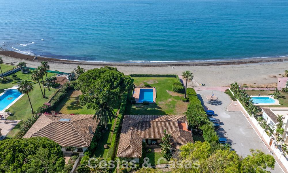 Te renoveren villa met gigantisch potentieel te koop direct aan het strand op de New Golden Mile tussen Marbella en Estepona 802022