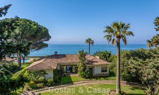 Te renoveren villa met gigantisch potentieel te koop direct aan het strand op de New Golden Mile tussen Marbella en Estepona 802025 