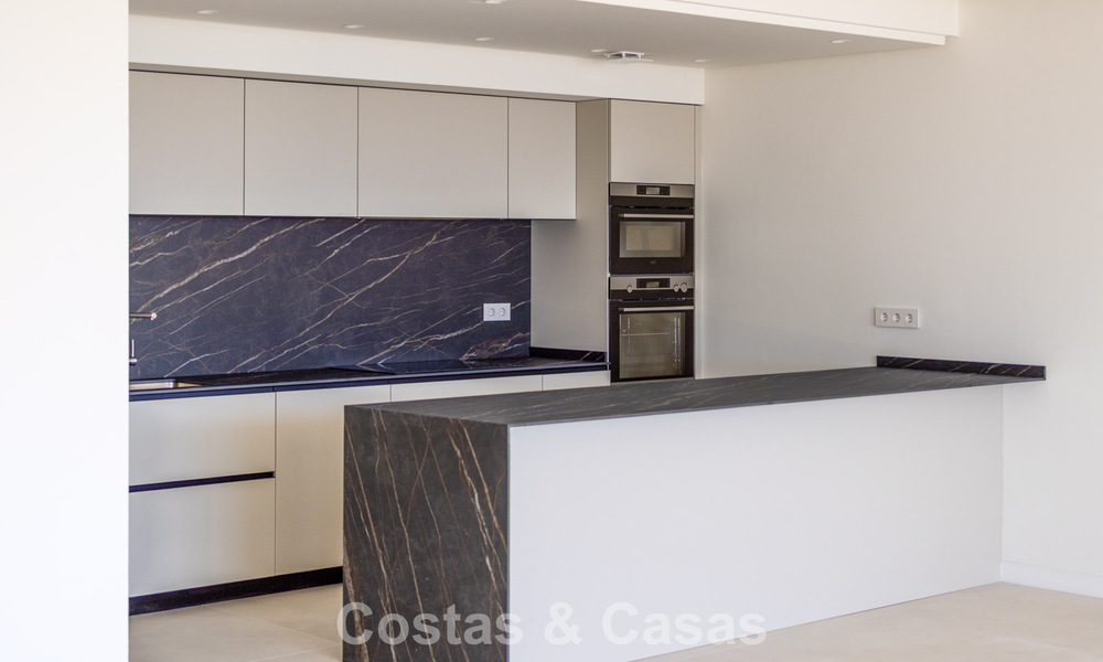 Moderne nieuwbouwappartementen met panoramisch zeezicht te koop nabij Elviria, Marbella Oost 802053