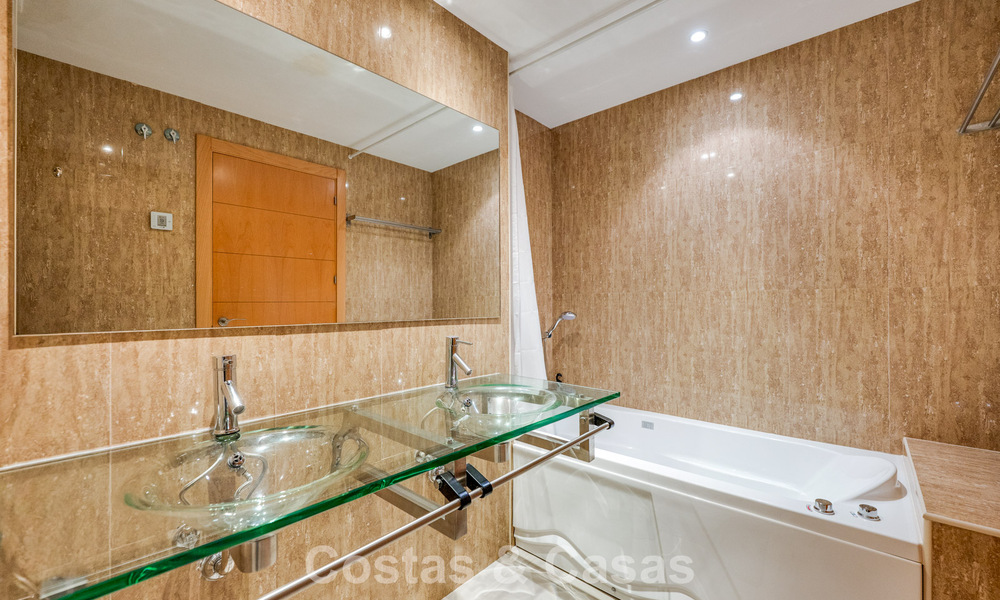 Top-floor appartement te koop op de New Golden Mile tussen Marbella en Estepona centrum 802069