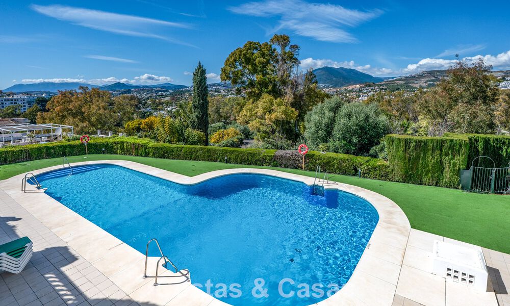 Charmante rijwoning te koop in Andalusisch complex op wandelafstand van voorzieningen in Nueva Andalucia, Marbella 802348