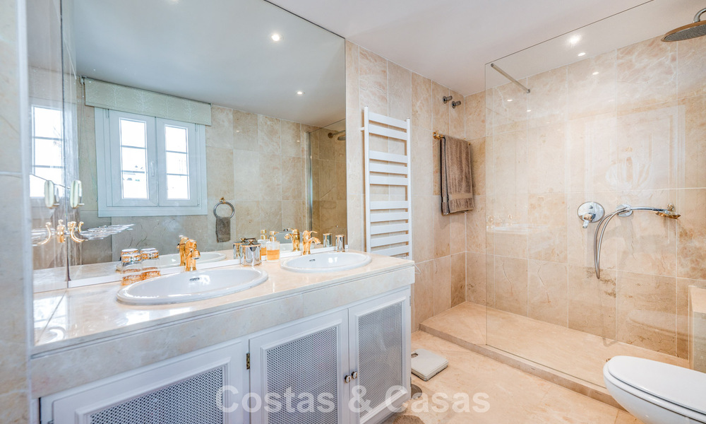 Charmante rijwoning te koop in Andalusisch complex op wandelafstand van voorzieningen in Nueva Andalucia, Marbella 802372