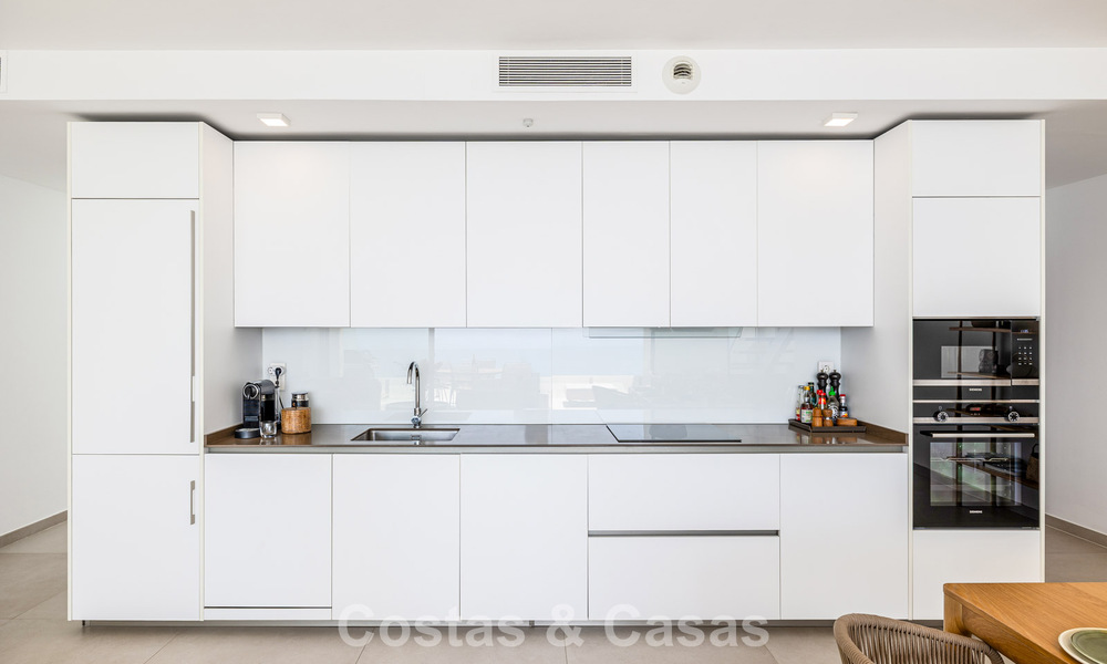 Lichtrijk en modern duplex penthouse met frontaal open zeezicht te koop in Benalmadena, Costa del Sol 802172