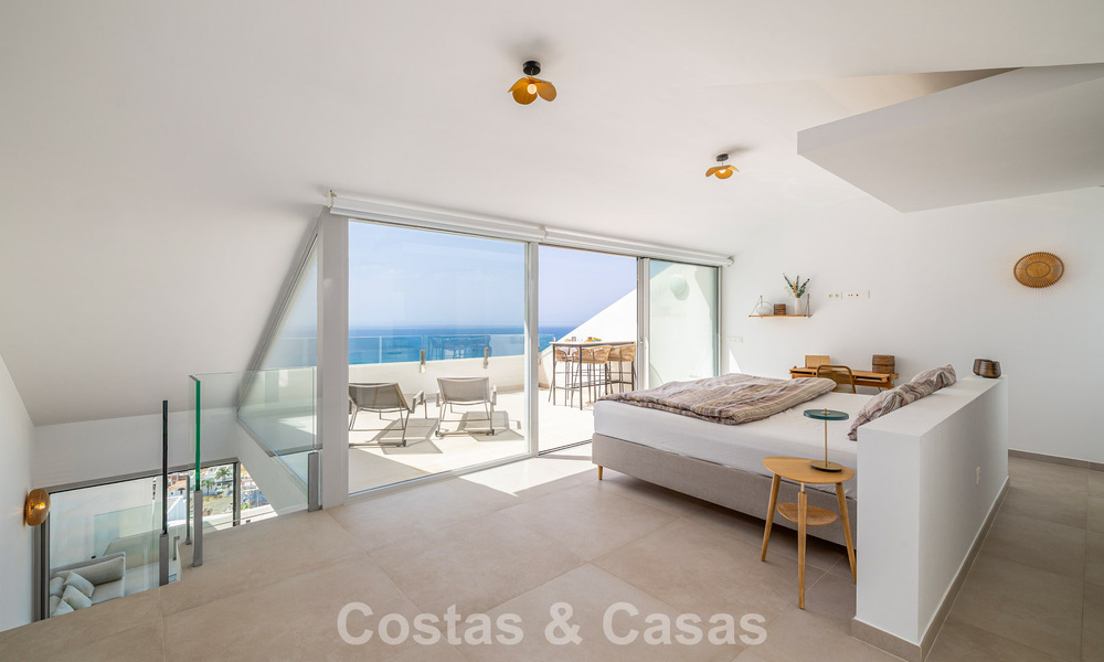 Lichtrijk en modern duplex penthouse met frontaal open zeezicht te koop in Benalmadena, Costa del Sol 802176