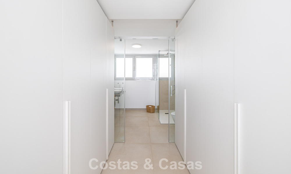 Lichtrijk en modern duplex penthouse met frontaal open zeezicht te koop in Benalmadena, Costa del Sol 802181