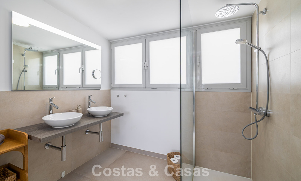 Lichtrijk en modern duplex penthouse met frontaal open zeezicht te koop in Benalmadena, Costa del Sol 802184