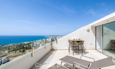 Lichtrijk en modern duplex penthouse met frontaal zeezicht te koop in Benalmadena, Costa del Sol 802186