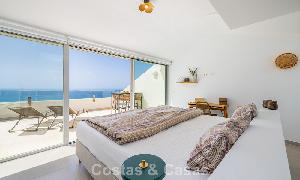 Lichtrijk en modern duplex penthouse met frontaal open zeezicht te koop in Benalmadena, Costa del Sol 802191