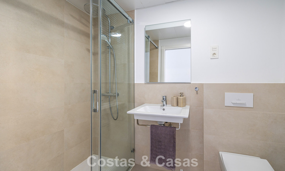 Lichtrijk en modern duplex penthouse met frontaal open zeezicht te koop in Benalmadena, Costa del Sol 802192