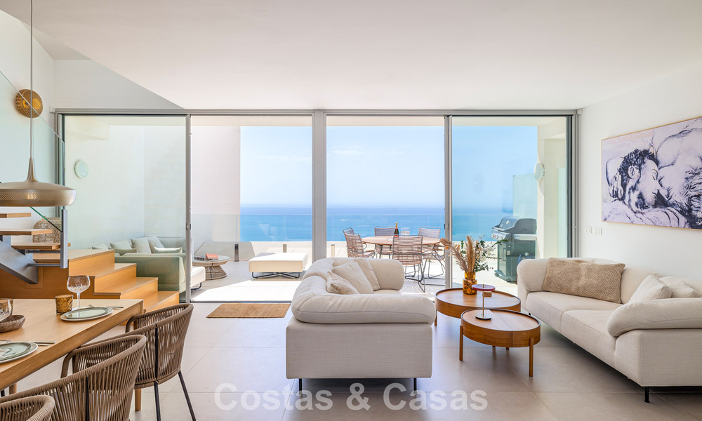 Lichtrijk en modern duplex penthouse met frontaal open zeezicht te koop in Benalmadena, Costa del Sol 802198