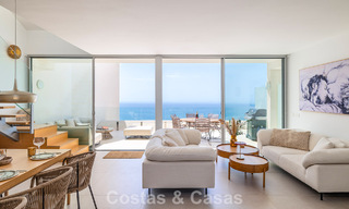 Lichtrijk en modern duplex penthouse met frontaal open zeezicht te koop in Benalmadena, Costa del Sol 802198 