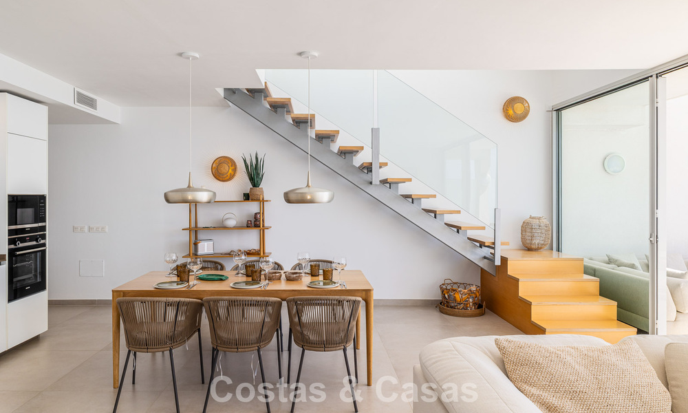 Lichtrijk en modern duplex penthouse met frontaal open zeezicht te koop in Benalmadena, Costa del Sol 802199