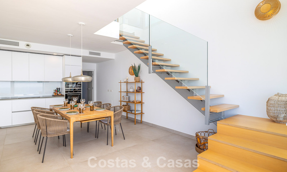 Lichtrijk en modern duplex penthouse met frontaal open zeezicht te koop in Benalmadena, Costa del Sol 802201