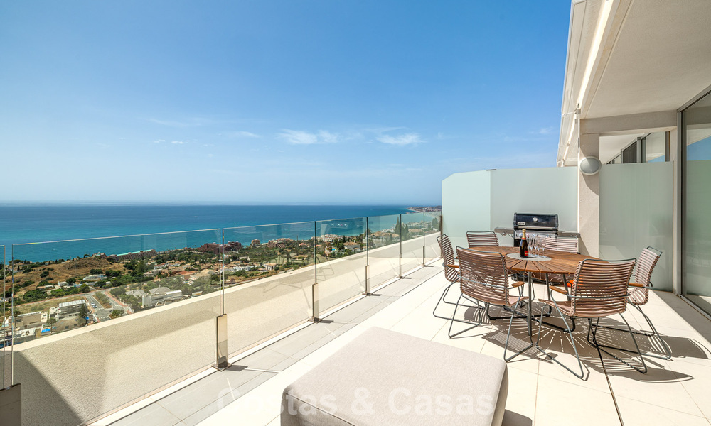 Lichtrijk en modern duplex penthouse met frontaal open zeezicht te koop in Benalmadena, Costa del Sol 802204
