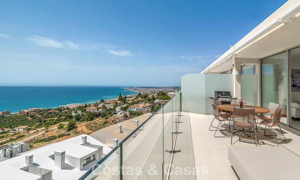 Lichtrijk en modern duplex penthouse met frontaal open zeezicht te koop in Benalmadena, Costa del Sol 802205