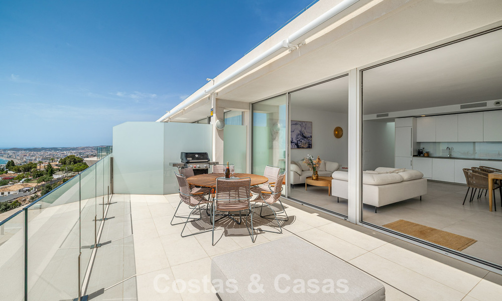 Lichtrijk en modern duplex penthouse met frontaal open zeezicht te koop in Benalmadena, Costa del Sol 802206