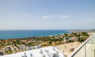 Lichtrijk en modern duplex penthouse met frontaal open zeezicht te koop in Benalmadena, Costa del Sol 802207 