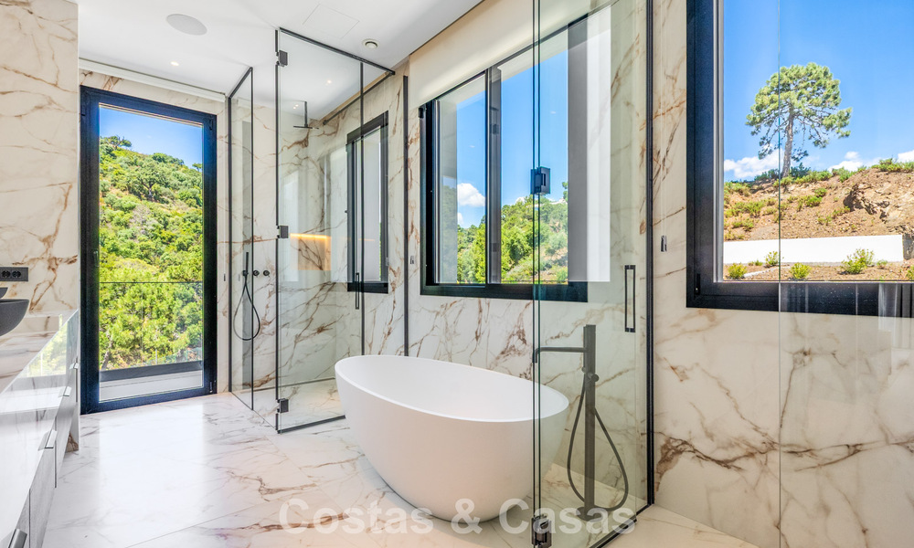 Instapklare, hedendaagse luxevilla te koop in een gated community in Marbella - Benahavis 802416