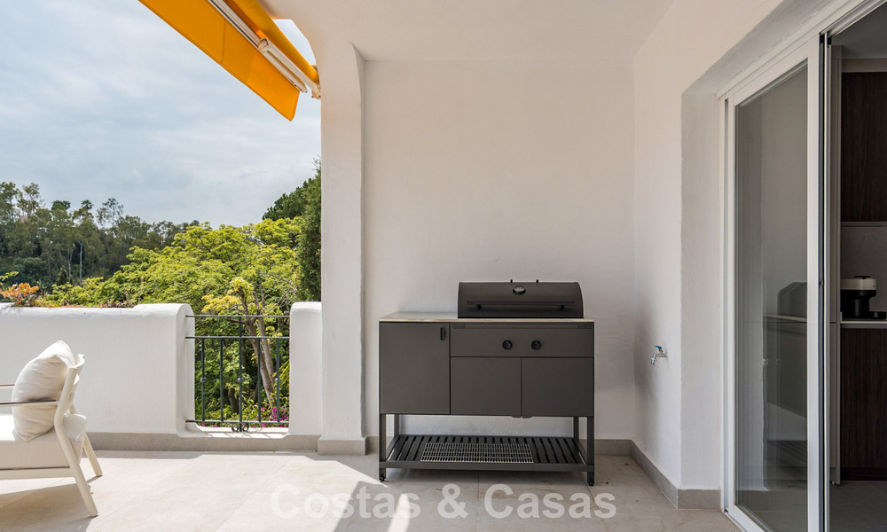 Modern gerenoveerd appartement met zeezicht te koop in de heuvels van Marbella - Benahavis 802431