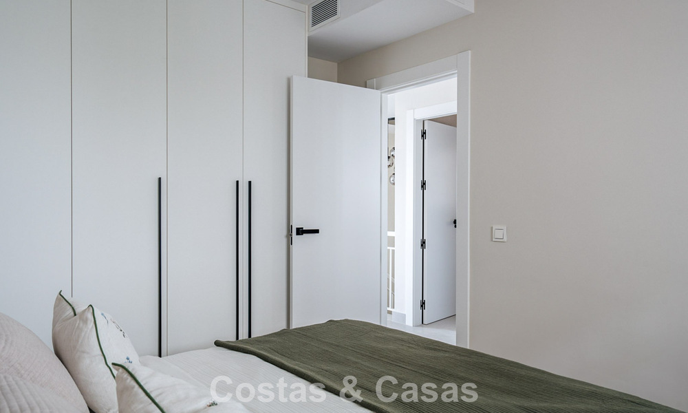 Modern gerenoveerd appartement met zeezicht te koop in de heuvels van Marbella - Benahavis 802435
