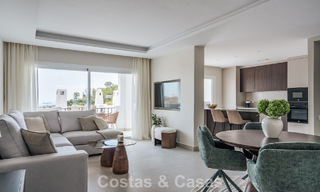 Modern gerenoveerd appartement met zeezicht te koop in de heuvels van Marbella - Benahavis 802440 