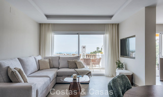 Modern gerenoveerd appartement met zeezicht te koop in de heuvels van Marbella - Benahavis 802441 