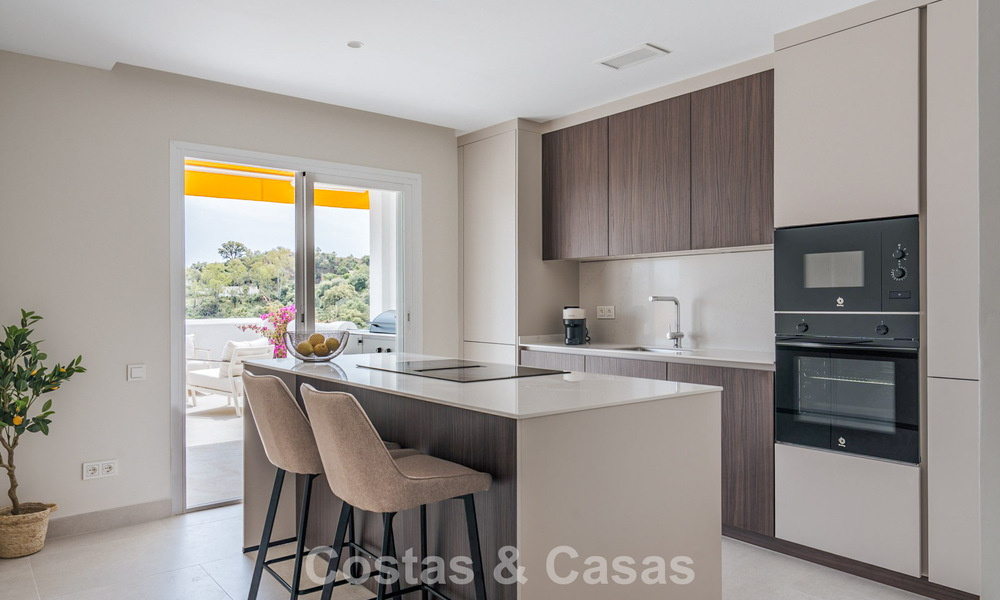 Modern gerenoveerd appartement met zeezicht te koop in de heuvels van Marbella - Benahavis 802443