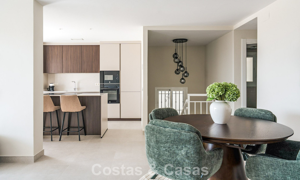 Modern gerenoveerd appartement met zeezicht te koop in de heuvels van Marbella - Benahavis 802445