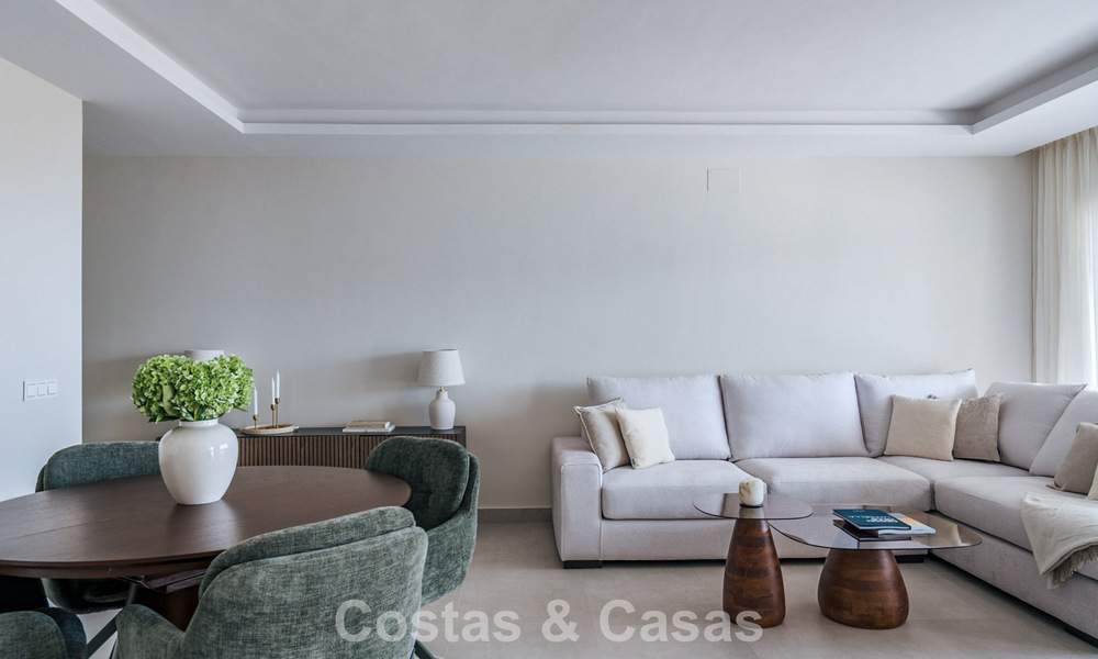 Modern gerenoveerd appartement met zeezicht te koop in de heuvels van Marbella - Benahavis 802447