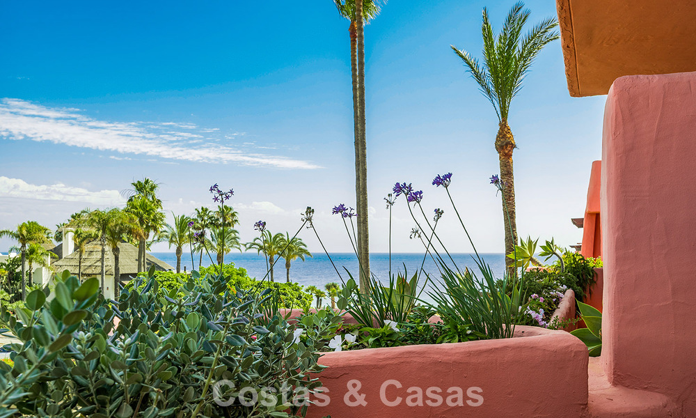 Gemoderniseerd, eerstelijnsstrand appartement te koop in een toonaangevend strandcomplex tussen Marbella en Estepona 802487