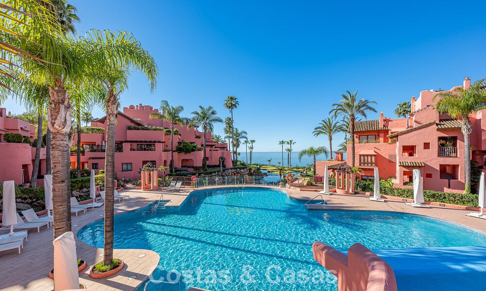 Gemoderniseerd, eerstelijnsstrand appartement te koop in een toonaangevend strandcomplex tussen Marbella en Estepona 802490