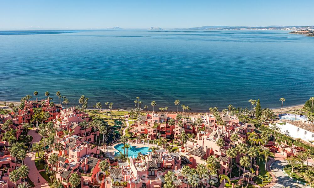 Gemoderniseerd, eerstelijnsstrand appartement te koop in een toonaangevend strandcomplex tussen Marbella en Estepona 802491