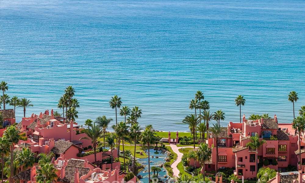 Gemoderniseerd, eerstelijnsstrand appartement te koop in een toonaangevend strandcomplex tussen Marbella en Estepona 802497