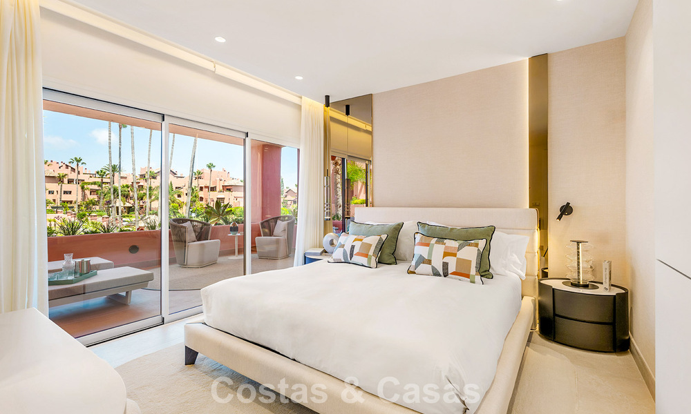 Gemoderniseerd, eerstelijnsstrand appartement te koop in een toonaangevend strandcomplex tussen Marbella en Estepona 802504