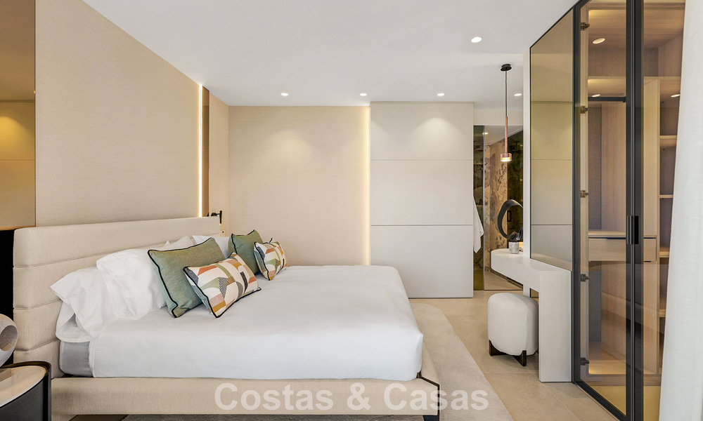 Gemoderniseerd, eerstelijnsstrand appartement te koop in een toonaangevend strandcomplex tussen Marbella en Estepona 802506