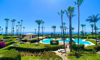 Gemoderniseerd strandappartement met onbelemmerd panoramisch zeezicht te koop, New Golden Mile, Marbella - Estepona 802513 