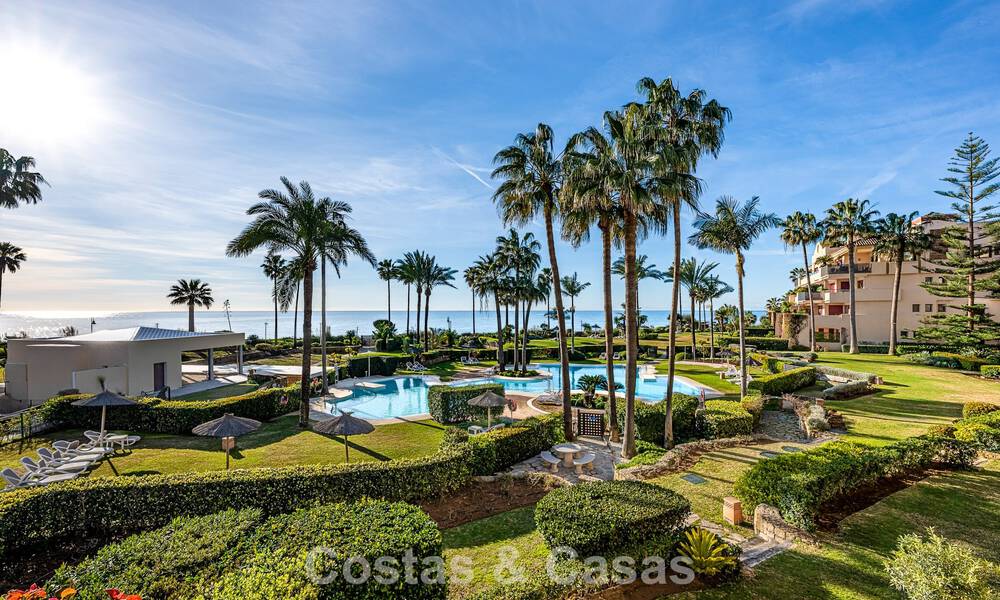Gemoderniseerd strandappartement met onbelemmerd panoramisch zeezicht te koop, New Golden Mile, Marbella - Estepona 802520