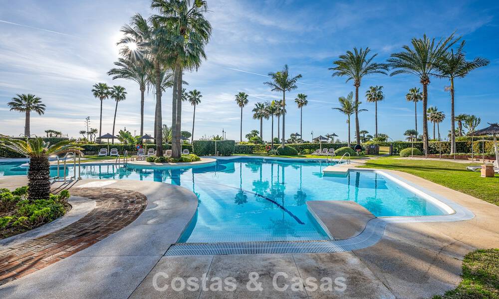 Gemoderniseerd strandappartement met onbelemmerd panoramisch zeezicht te koop, New Golden Mile, Marbella - Estepona 802521