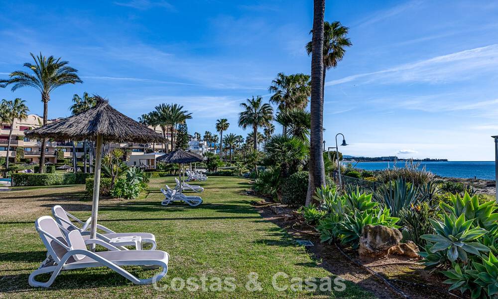 Gemoderniseerd strandappartement met onbelemmerd panoramisch zeezicht te koop, New Golden Mile, Marbella - Estepona 802522