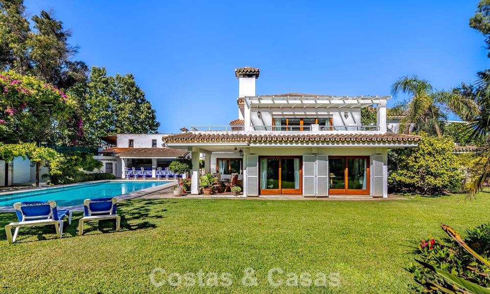 Beachside villa op een steenworp van het strand te koop aan de gewilde New Golden Mile tussen Marbella en Estepona 802563