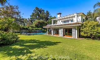 Beachside villa op een steenworp van het strand te koop aan de gewilde New Golden Mile tussen Marbella en Estepona 802564 