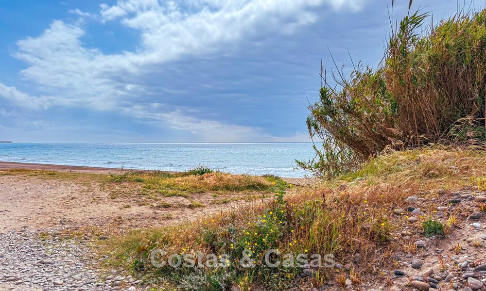 Beachside villa op een steenworp van het strand te koop aan de gewilde New Golden Mile tussen Marbella en Estepona 802568