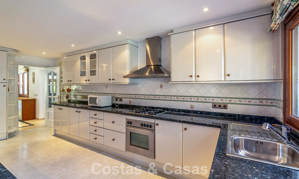 Beachside villa op een steenworp van het strand te koop aan de gewilde New Golden Mile tussen Marbella en Estepona 802571