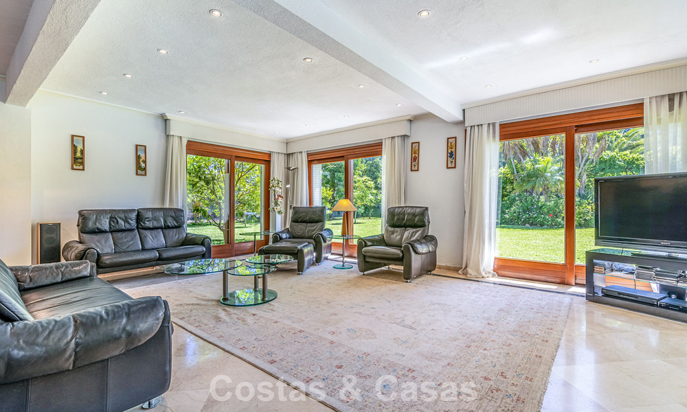 Beachside villa op een steenworp van het strand te koop aan de gewilde New Golden Mile tussen Marbella en Estepona 802575