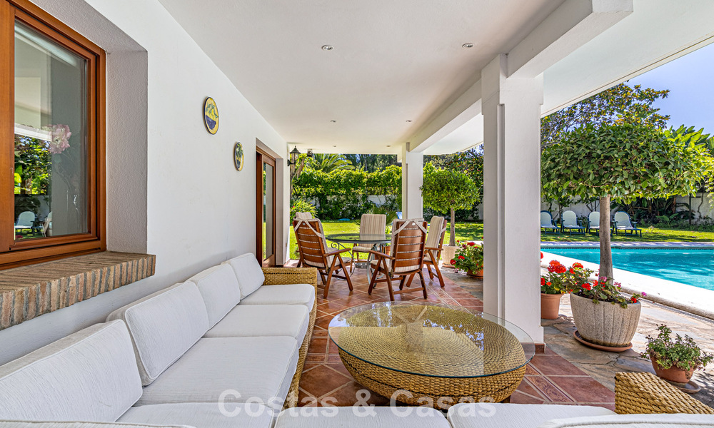 Beachside villa op een steenworp van het strand te koop aan de gewilde New Golden Mile tussen Marbella en Estepona 802580