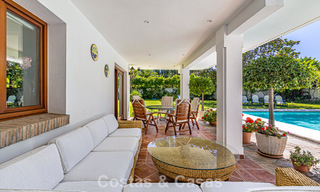 Beachside villa op een steenworp van het strand te koop aan de gewilde New Golden Mile tussen Marbella en Estepona 802580 